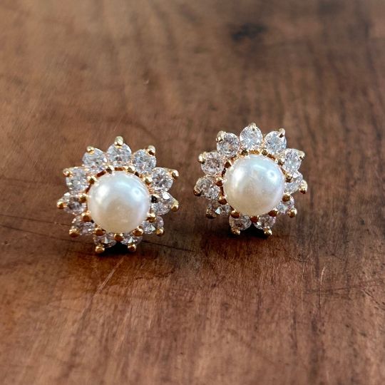 Gory White Pearl Stud Earring