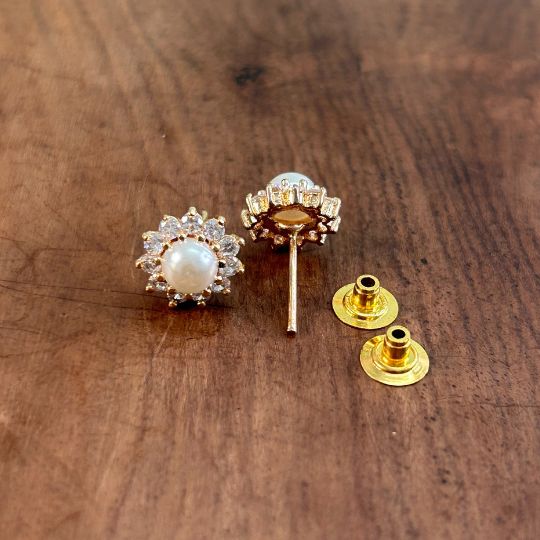 Gory White Pearl Stud Earring
