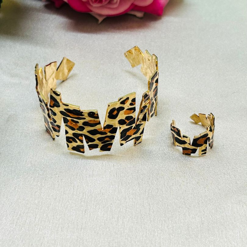 Animal Structured Bracelet With Ring