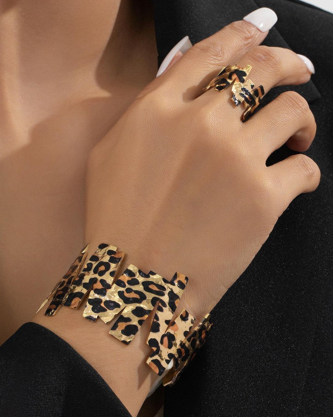 Animal Structured Bracelet With Ring
