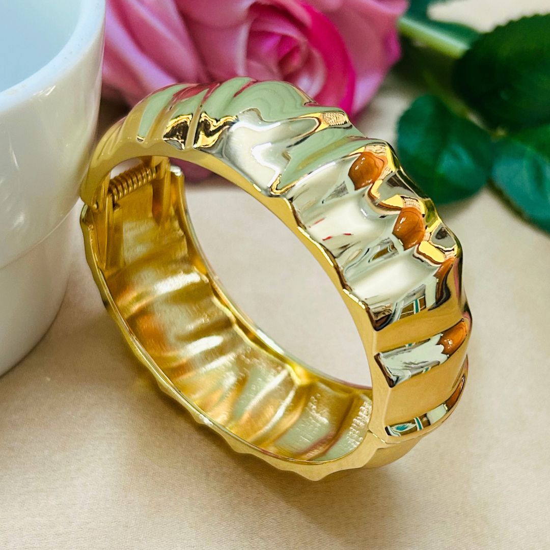 Golden Bold Textured Metalic Handcuff / Kada