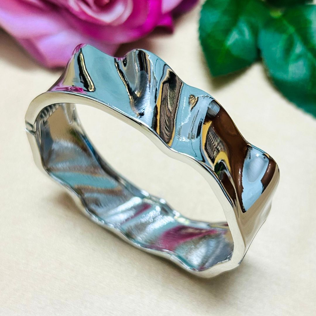 Silver Wavy Metalic Handcuff / Kada