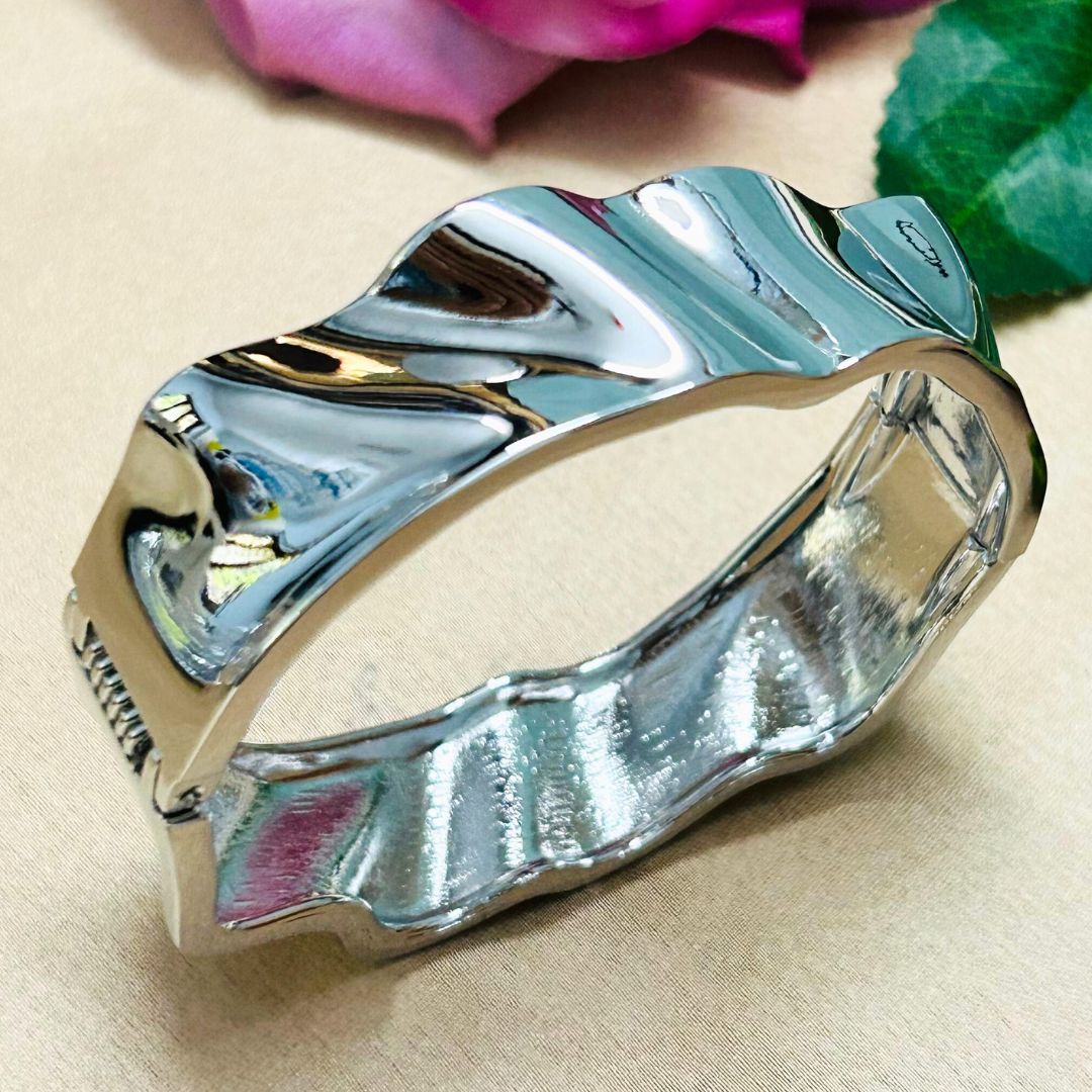 Silver Wavy Metalic Handcuff / Kada