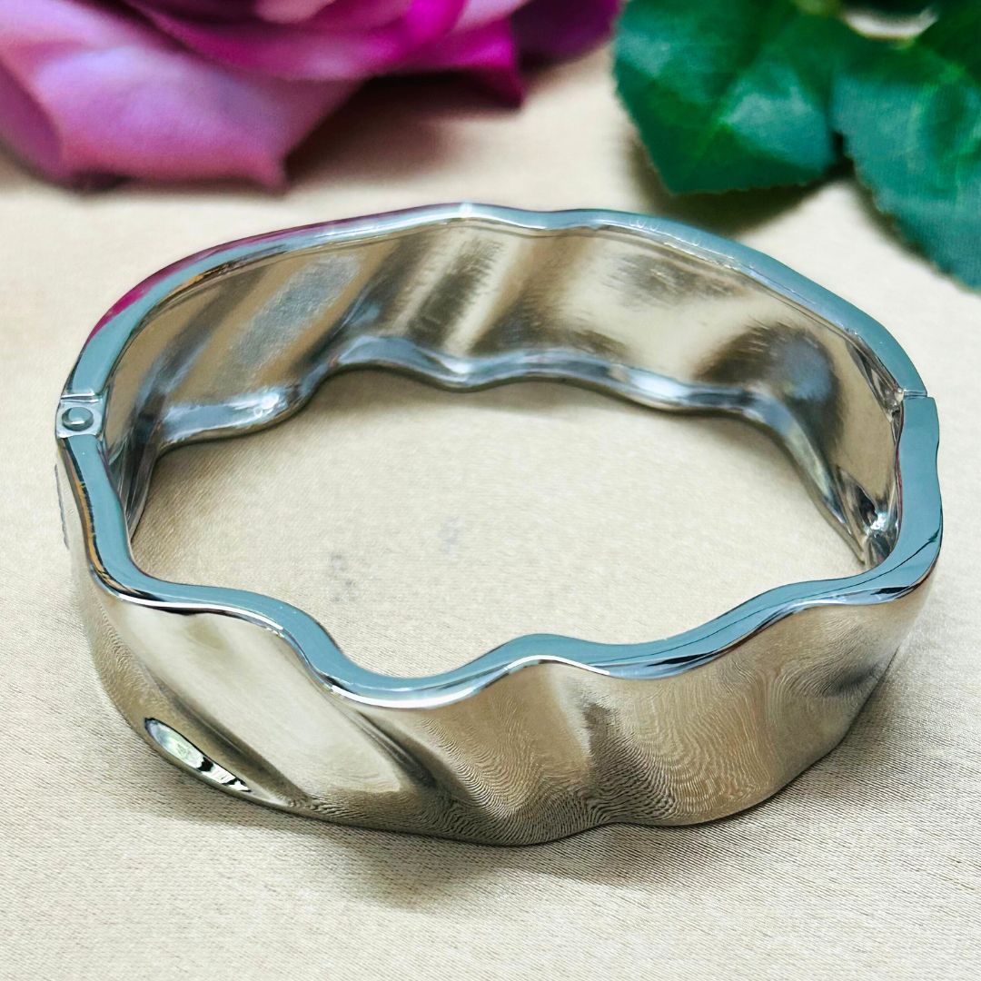 Silver Wavy Metalic Handcuff / Kada
