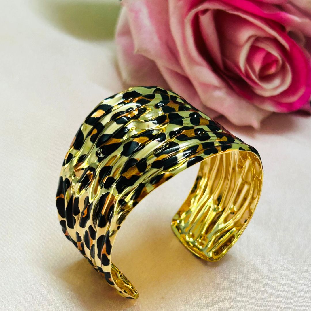 Animal Print Structured Handcuff With Finger Ring