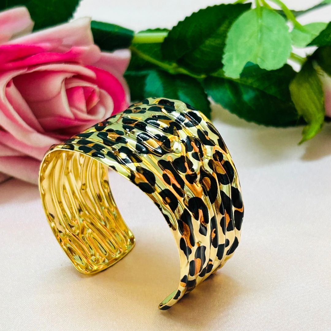 Animal Print Structured Handcuff With Finger Ring