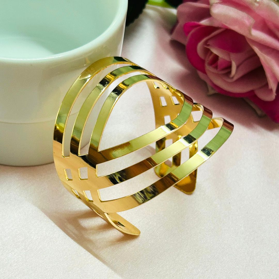 Golden Minimalist Cage Handcuff With Finger Ring