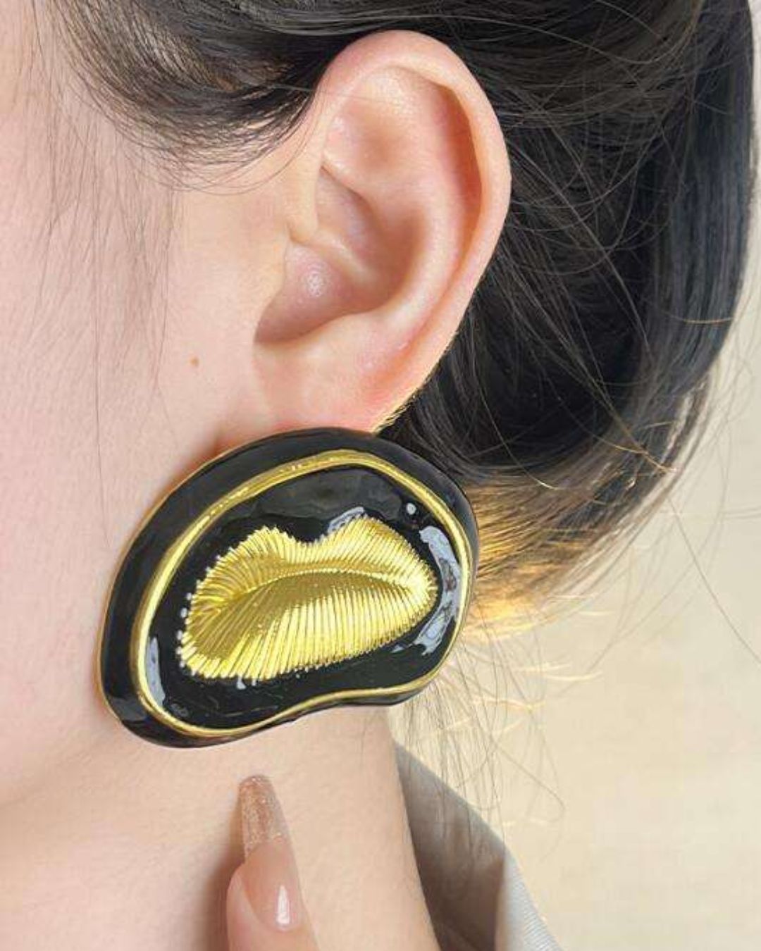 Vintage Gold Plated Artistic Lips Earrings