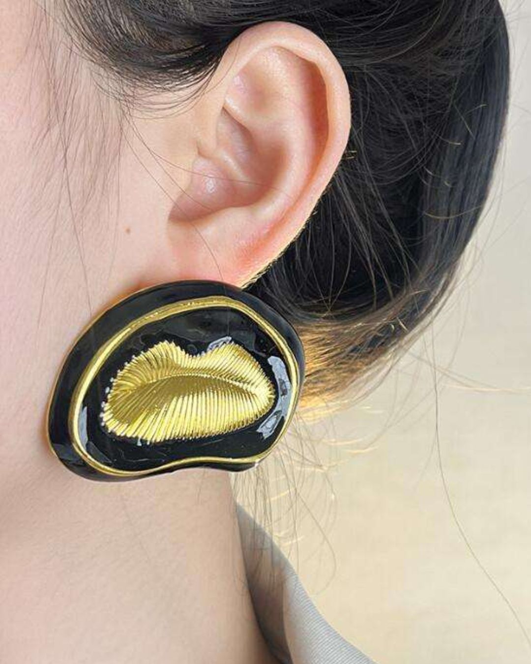 Vintage Gold Plated Artistic Lips Earrings