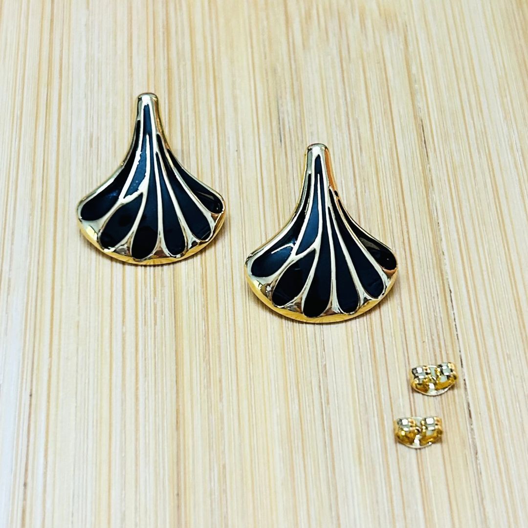 Shell Black Stud Earrings