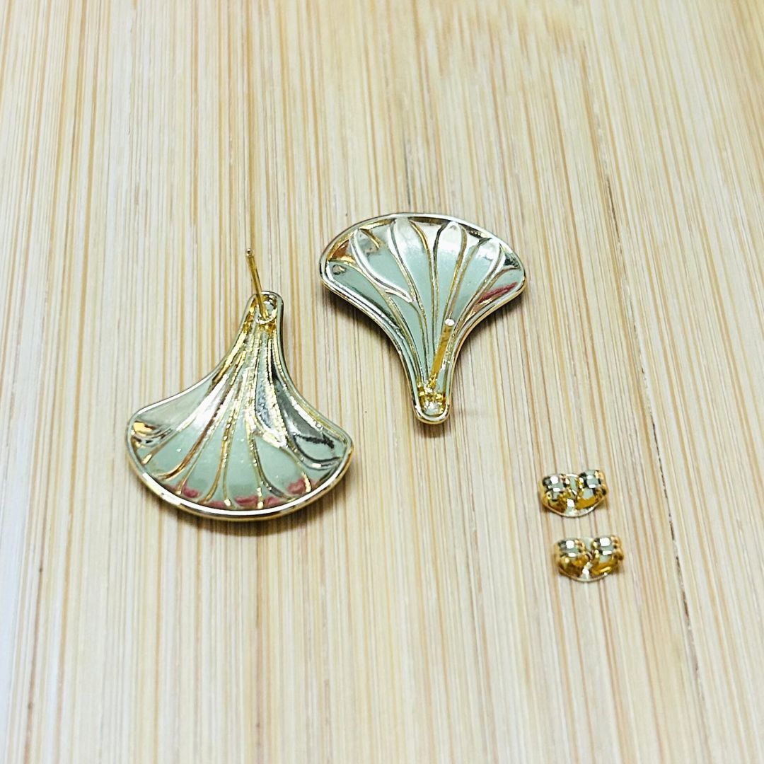 Shell Black Stud Earrings