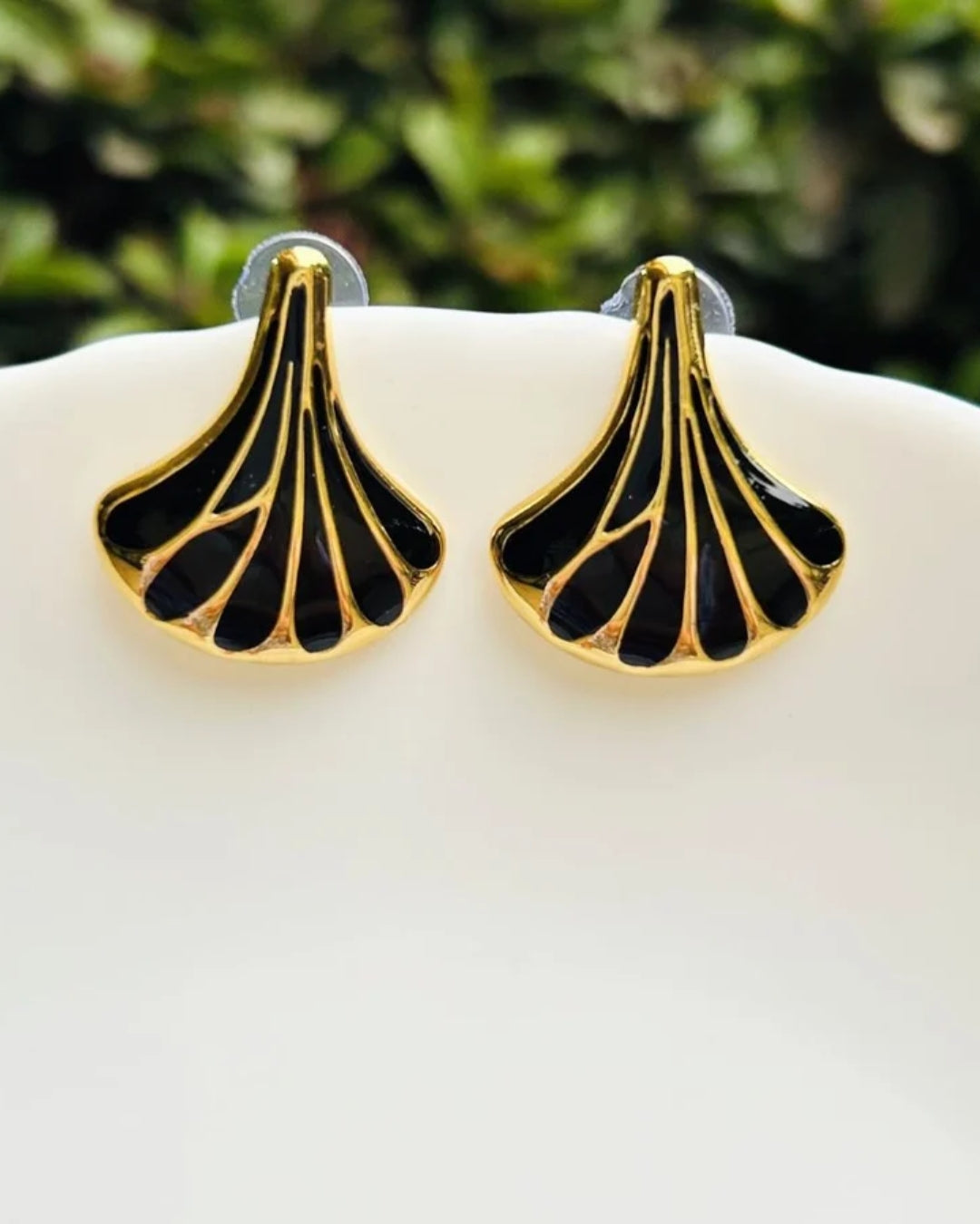 Shell Black Stud Earrings