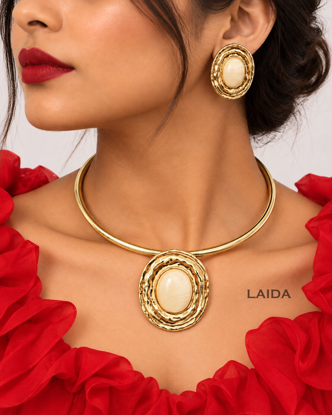 White Oval Resin Hasli Necklace With Earrings