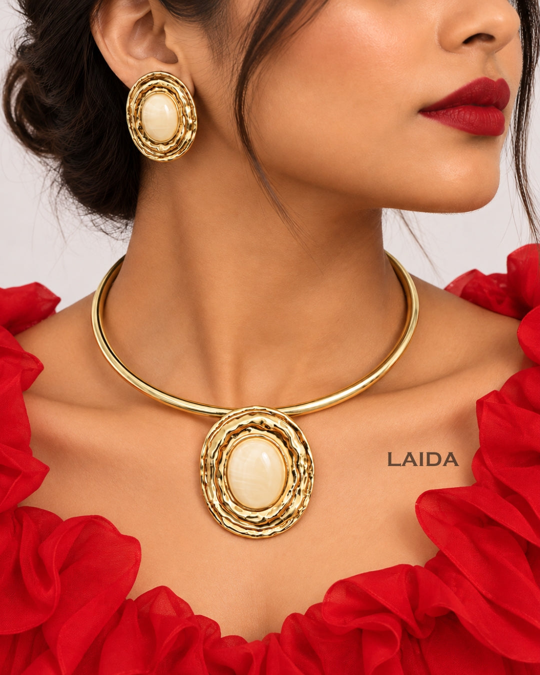 White Oval Resin Hasli Necklace With Earrings