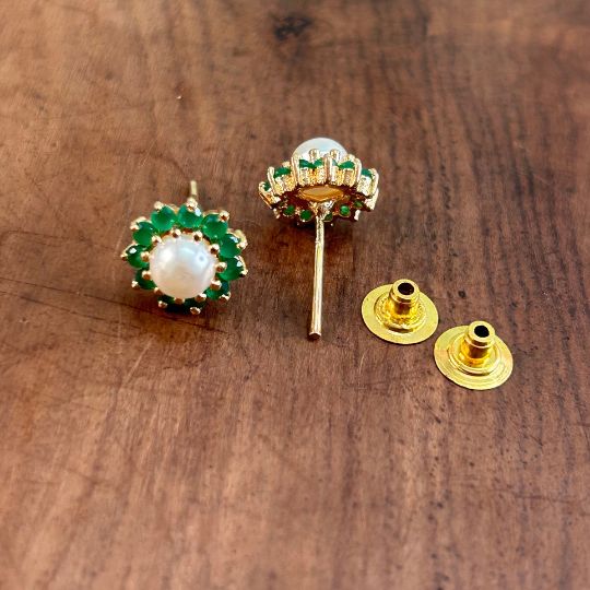 Gory Green Pearl Stud Earring