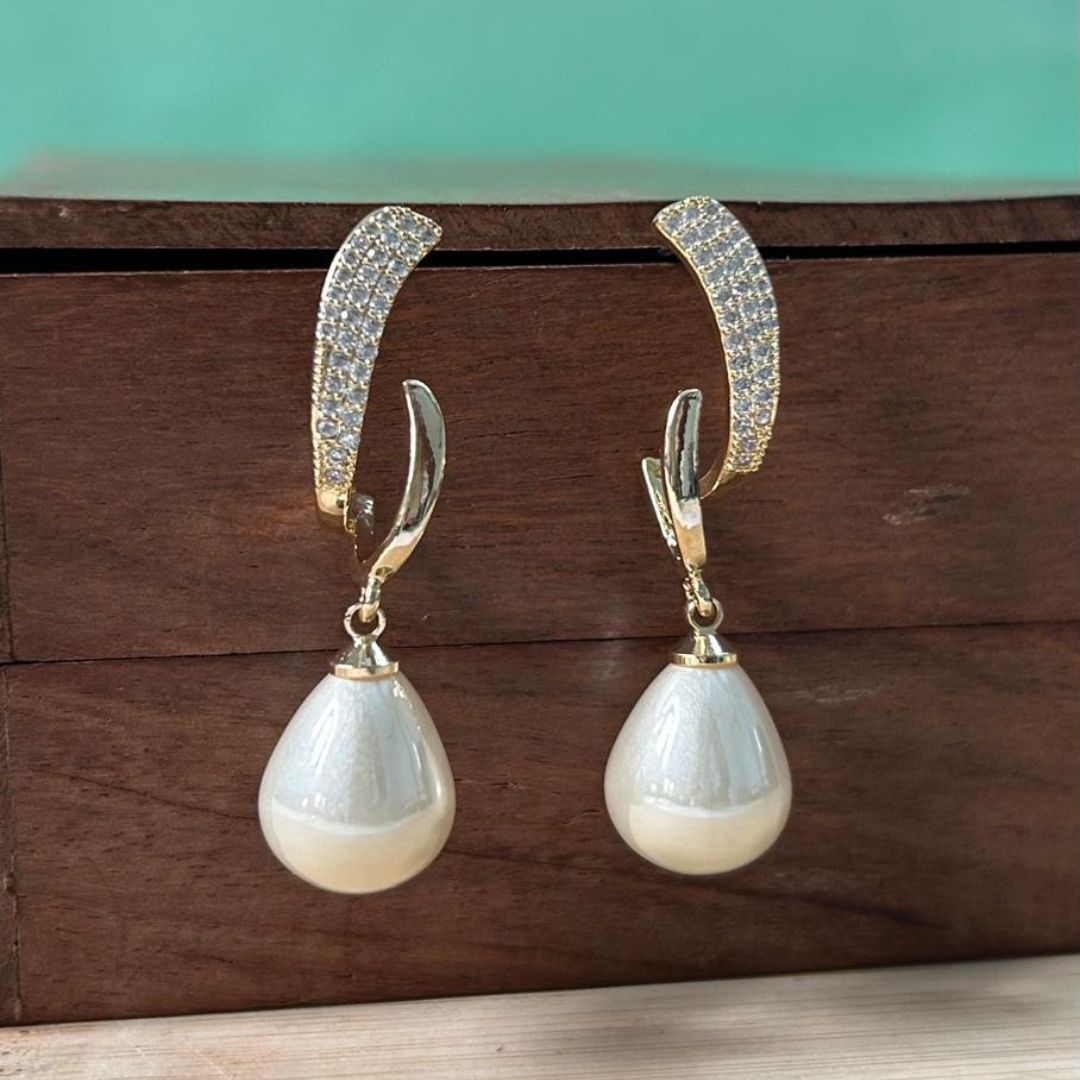Vivid Off White Pearl Earrings