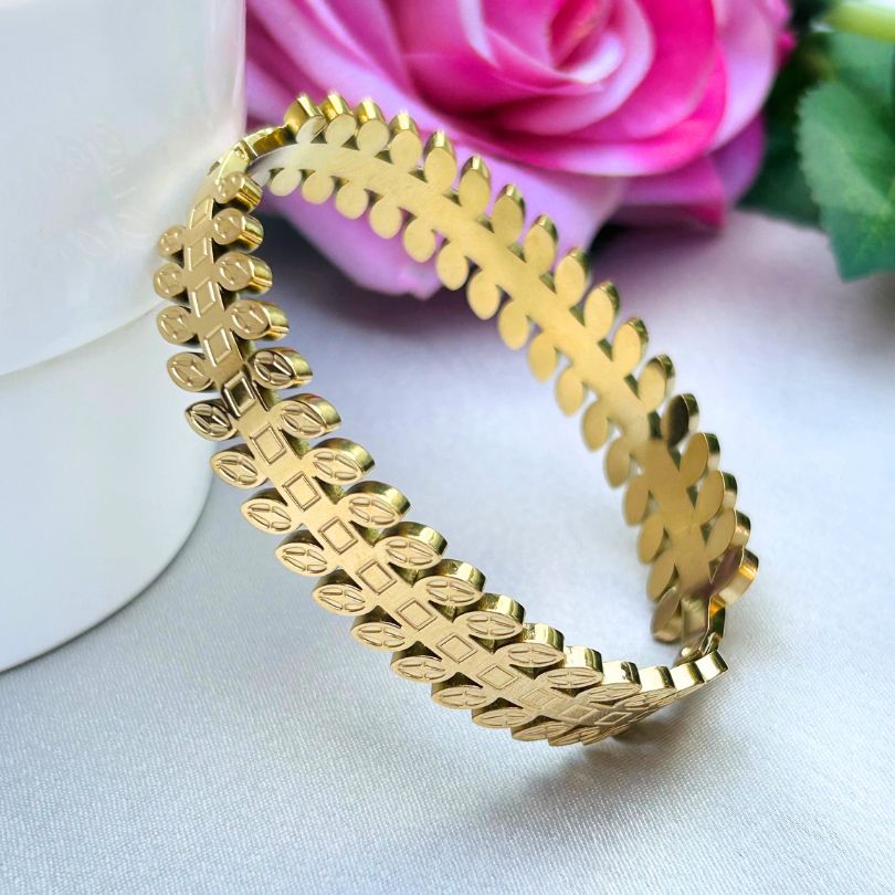 Leaf Structured Golden Bracelet