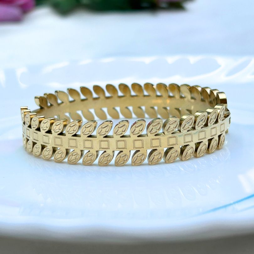 Leaf Structured Golden Bracelet