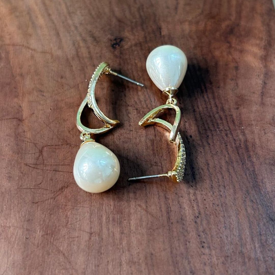 Vivid Off White Pearl Earrings