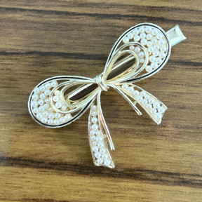 Women White & Gold-Toned Pearl Embellished Bow Alligator Hair Clip