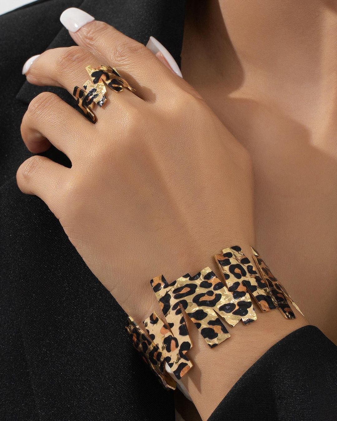 Animal Structured Bracelet With Ring