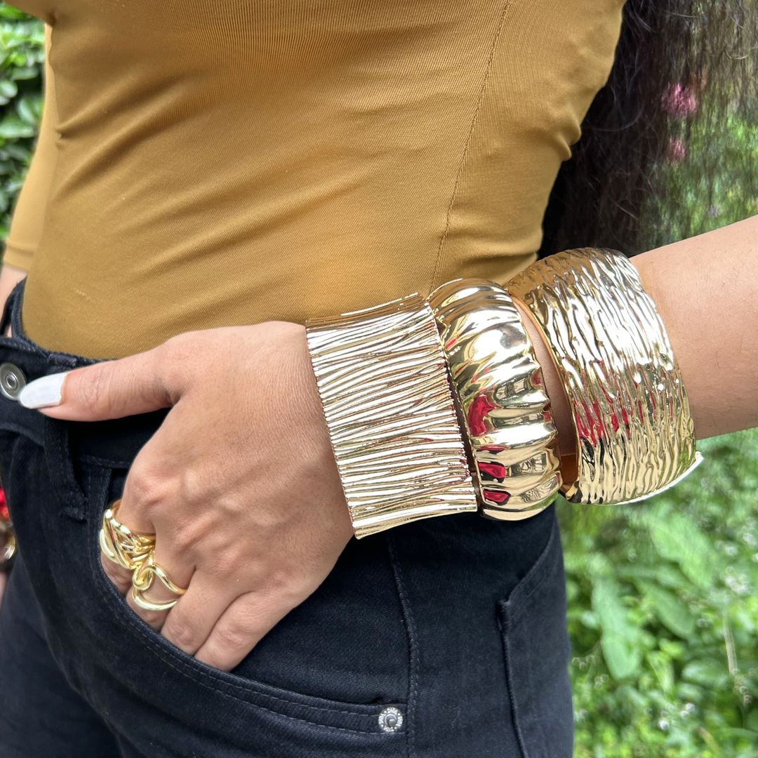Golden Bold Textured Metalic Handcuff / Kada