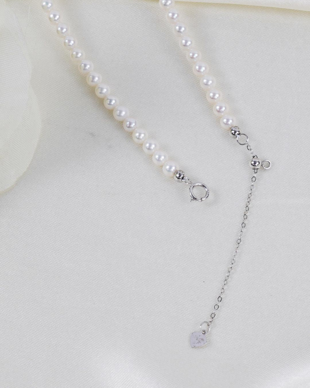 Circular Pearl Necklace Choker