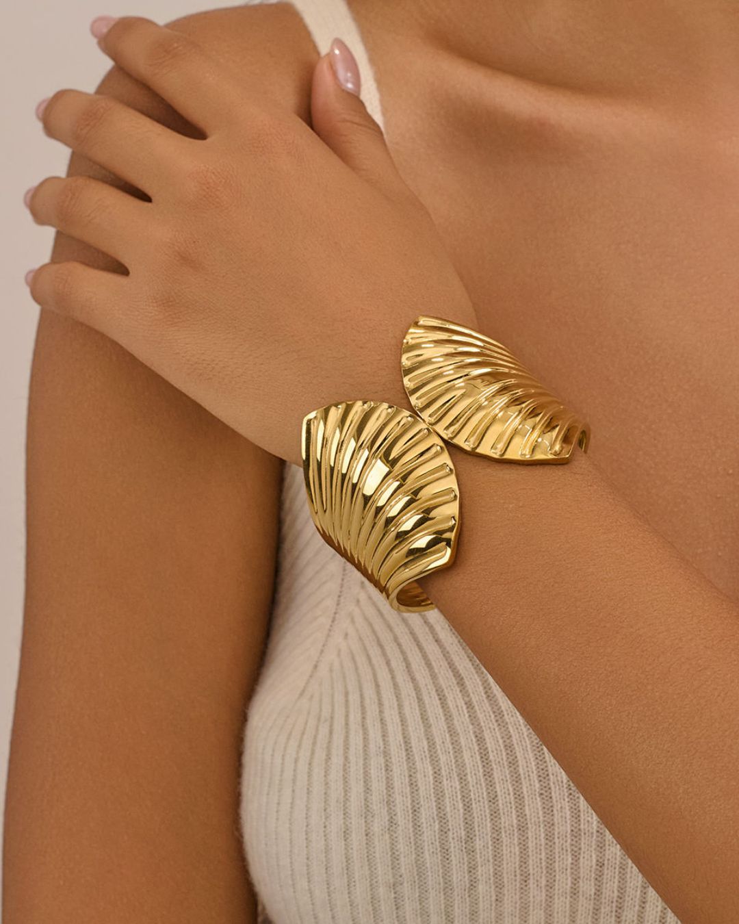 Golden Shiny Shell-Shaped Handcuff/Kada