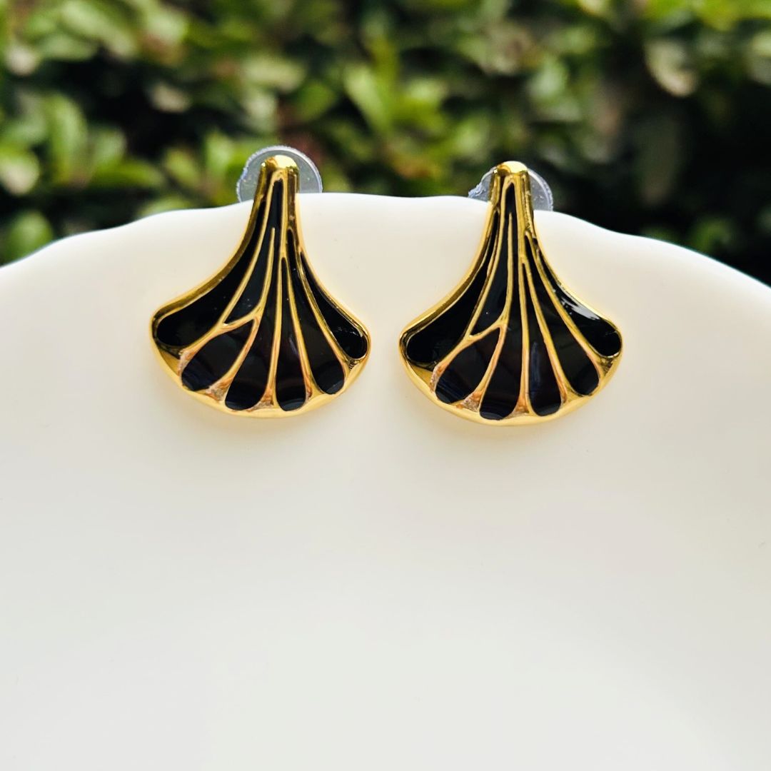 Shell  Black Stud Earrings
