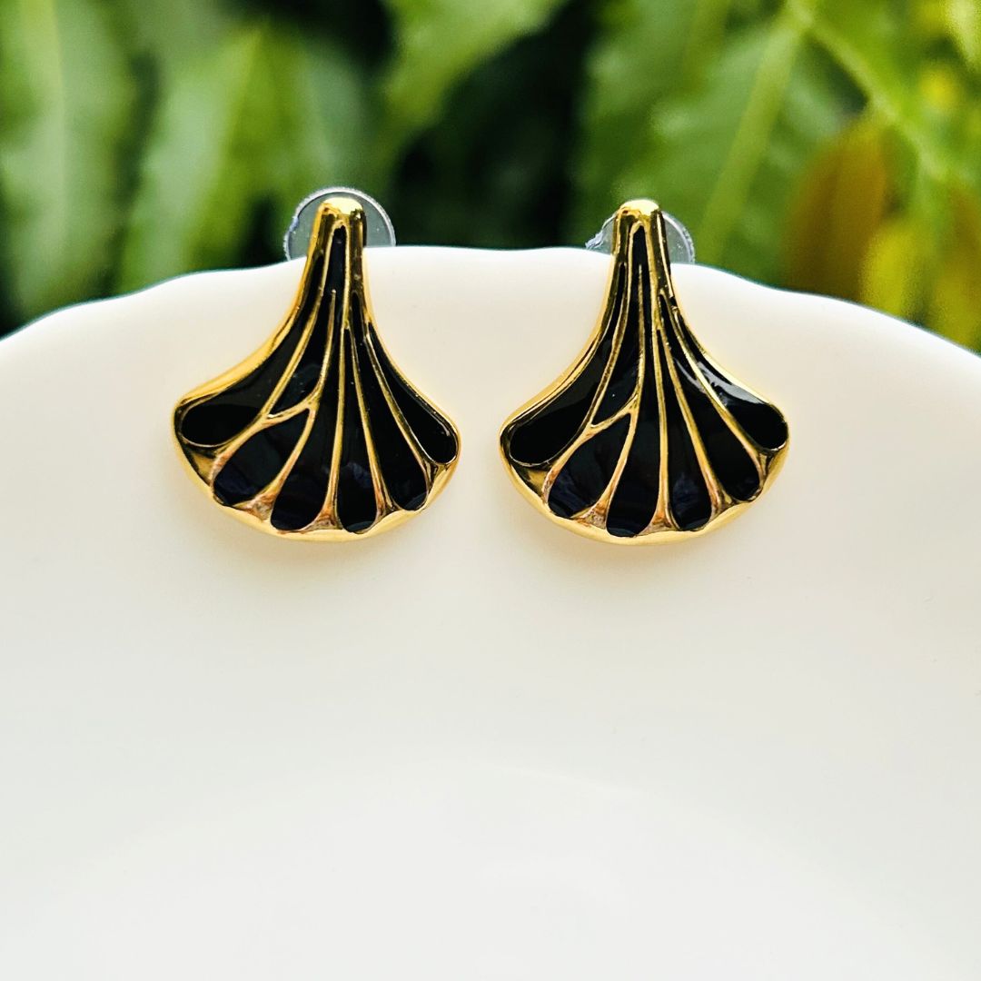 Shell  Black Stud Earrings