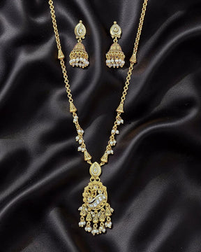 Bhagyashree White Antique Golden Necklace Set