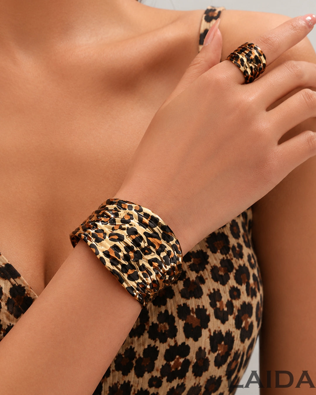 Animal Print Structured Handcuff With Finger Ring