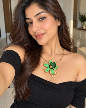 Green Resin Flower Hasli Necklace