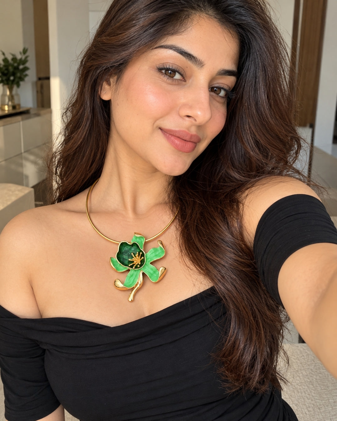 Green Resin Flower Hasli Necklace