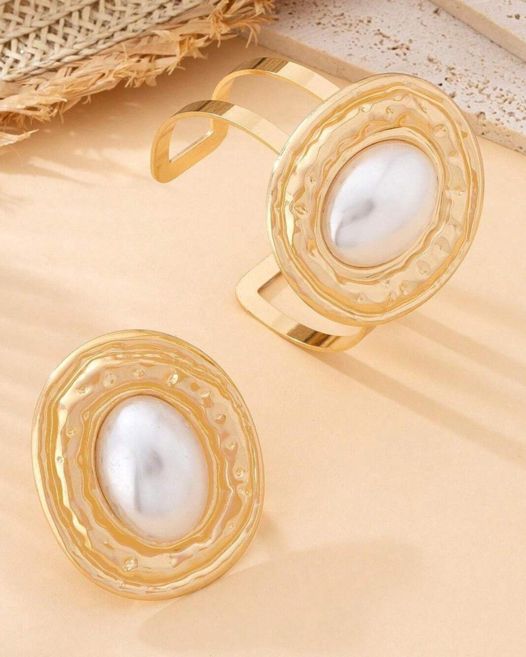 Retro White Pearl Handcuff With Finger Ring